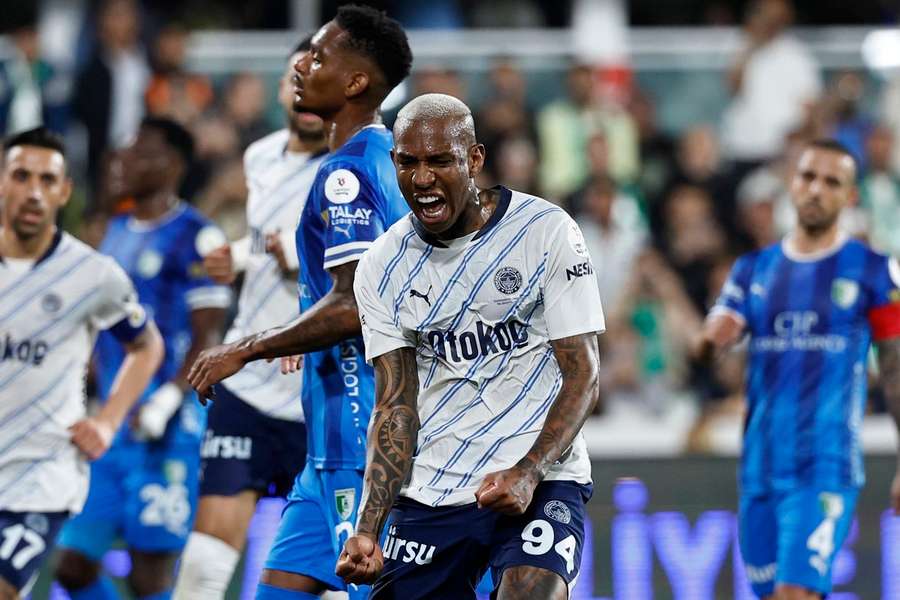 Talisca festeja o quarto golo do Fenerbahçe