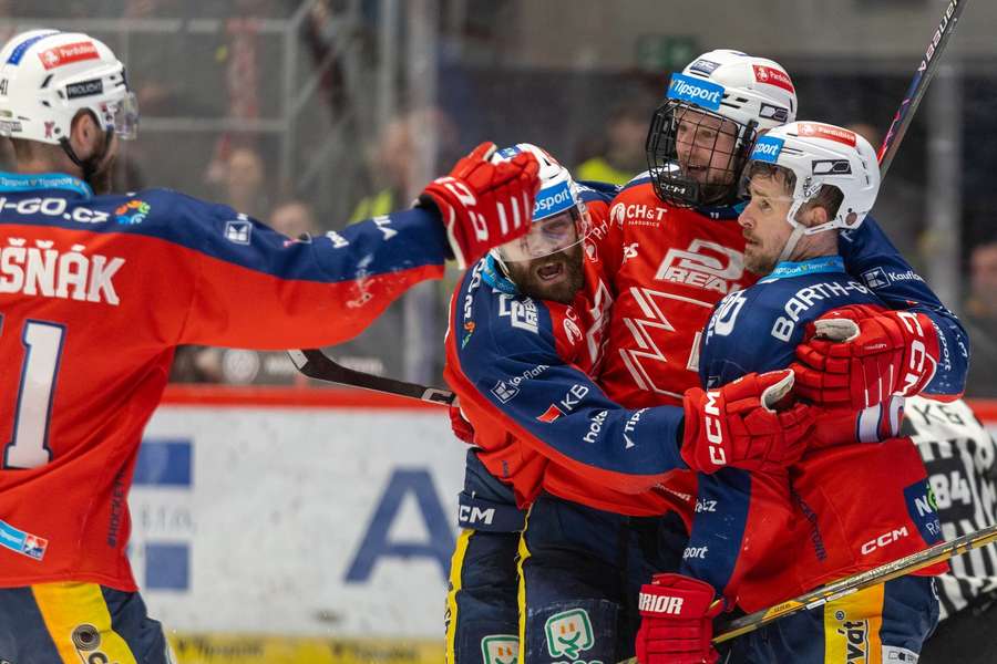 Roman Červenka (vpravo) rozhodl v prodloužení o výhře a titulu Pardubic. 