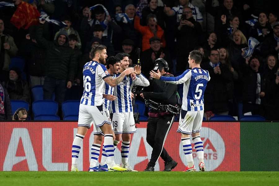 Los jugadores de la Real celebran uno de los dos goles de Gonçalo Guedes Los jugadores de la Real celebran uno de los dos goles de Gonçalo Guedes