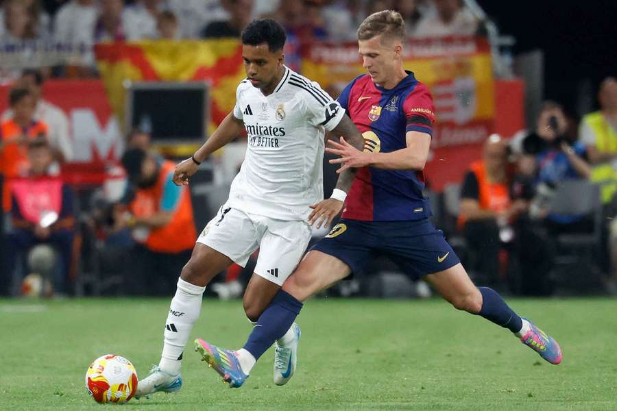 Rodrygo y Fermín disputan un balón