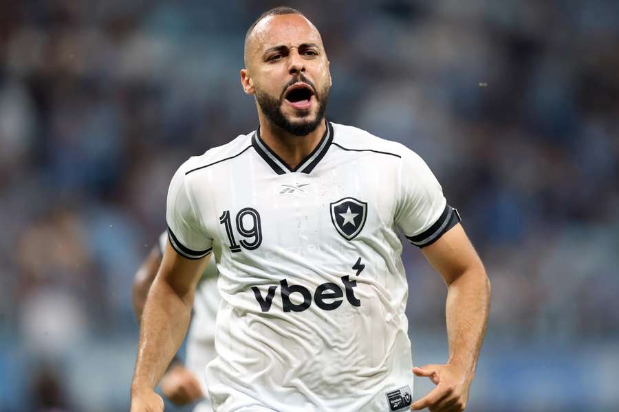 Arthur Cabral vai continuar no Botafogo