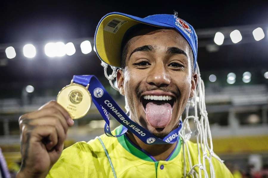 Arthur festeggia la conquista della Nazionale sudamericana Under-20