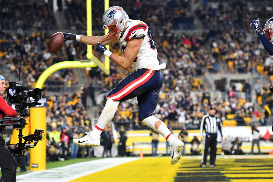 Hunter Henry viert een touchdown in het tweede kwart