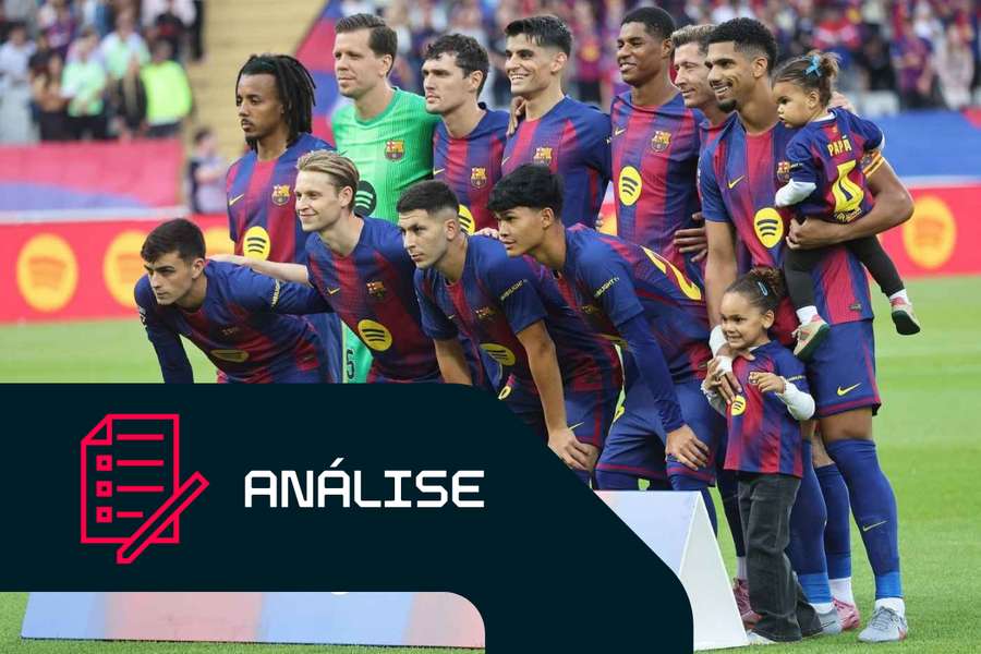 Titulares do Barcelona alinham-se antes do jogo contra a Real Sociedad
