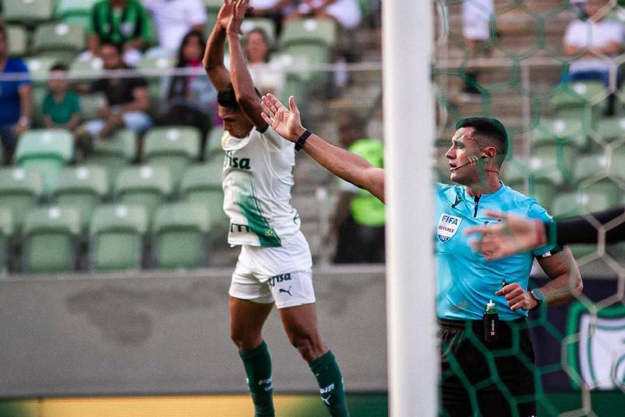 Rony comemora em Belo Horizonte no melhor estilo Cristiano Ronaldo