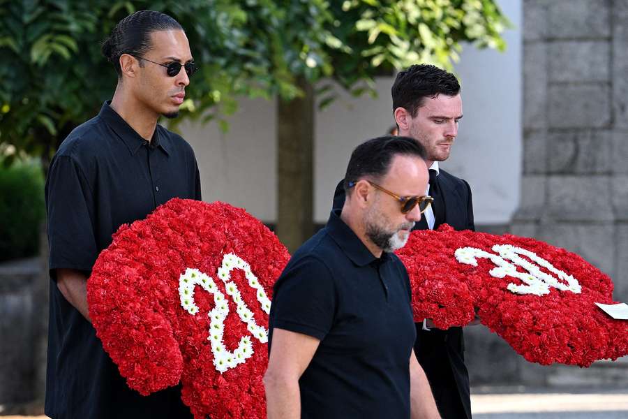 Van Dijk e Robertson no enterro de Diogo Jota