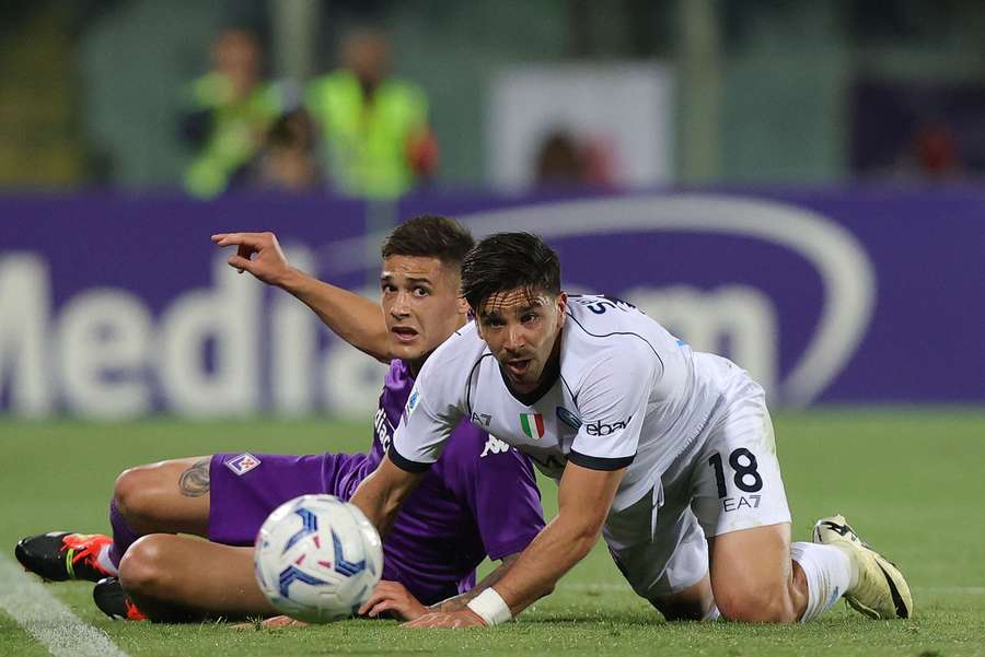 Lucas Martinez Quarta a Giovanni Simeone hypnotizují míč v zápase Fiorentiny s Neapolí (2:2).
