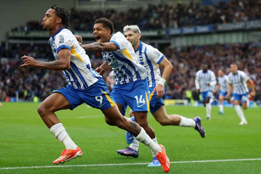 Joao Pedro (l.) feiert den Siegtreffer für Brighton gegen Manchester United.