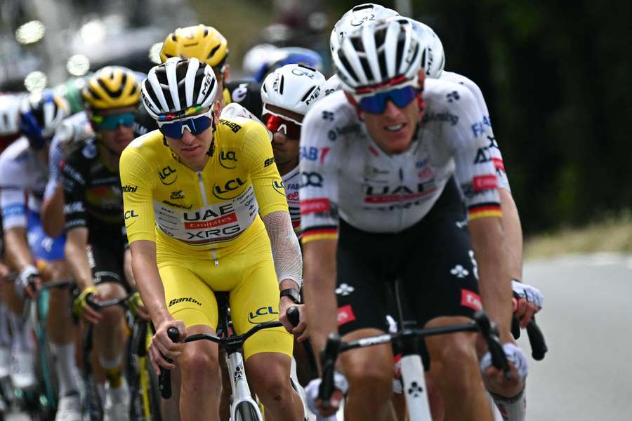 Pogacar à l'avant du peloton entouré de ses coéquipiers dimanche.