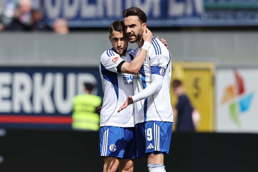 Schalke 04 hat das möglicherweise vorentscheidende Spitzenspiel in der 2. Bundesliga für sich entschieden.