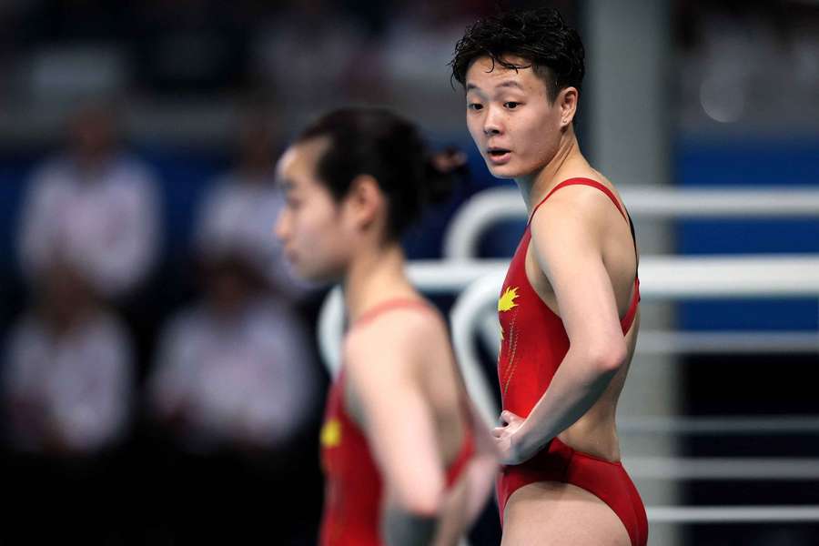 Yiwen Chen of China and Yani Chang of China before their dive