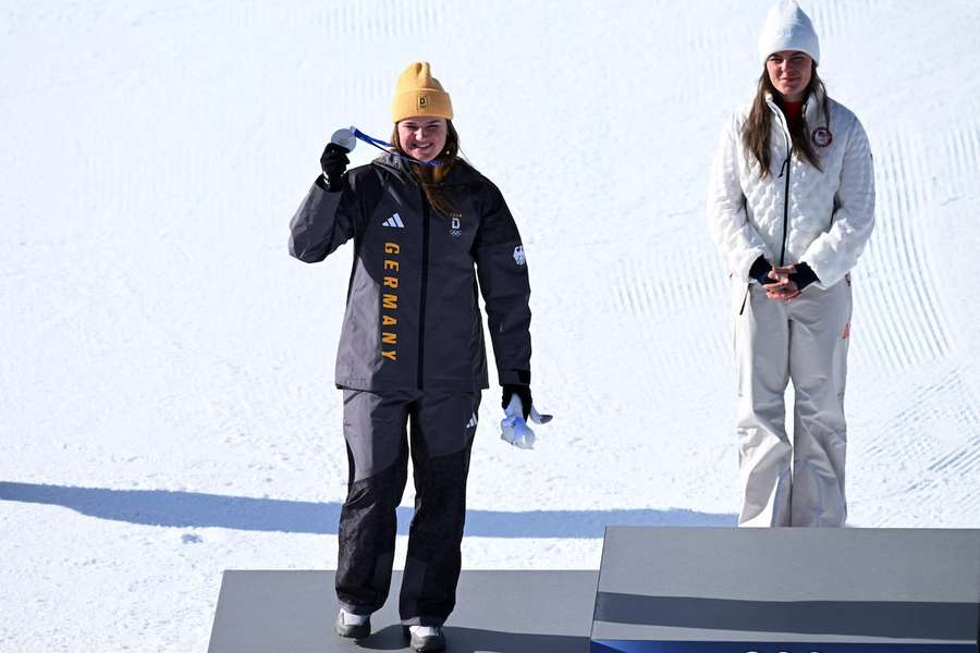 Emma Aicher feiert ihre olympische Silbermedaille.