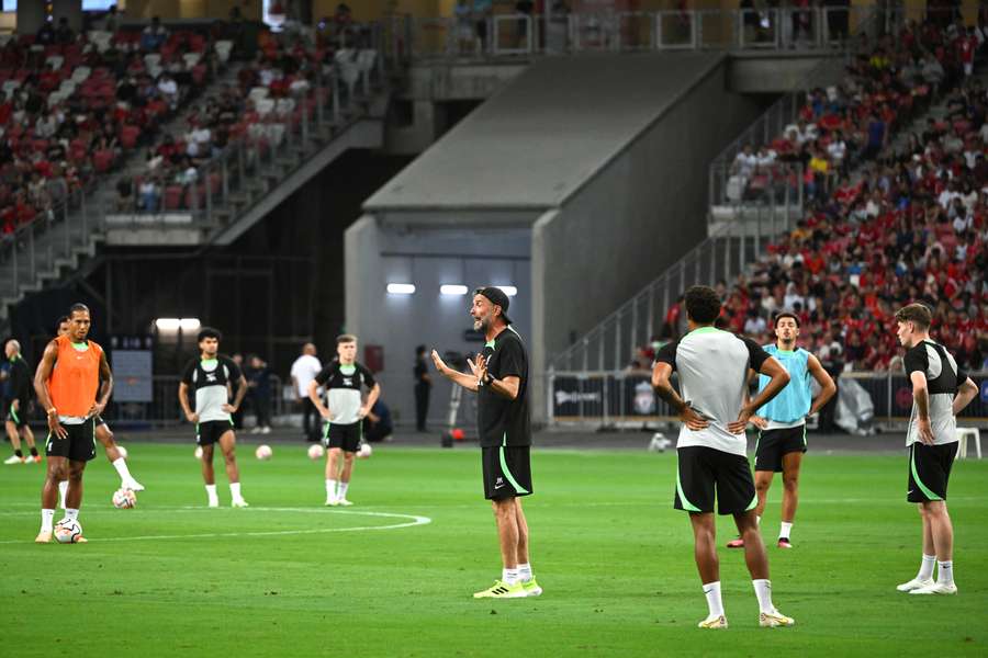 Jurgen Klopp sa rozpráva so svojimi hráčmi počas tréningu na Singapurskom festivale futbalu