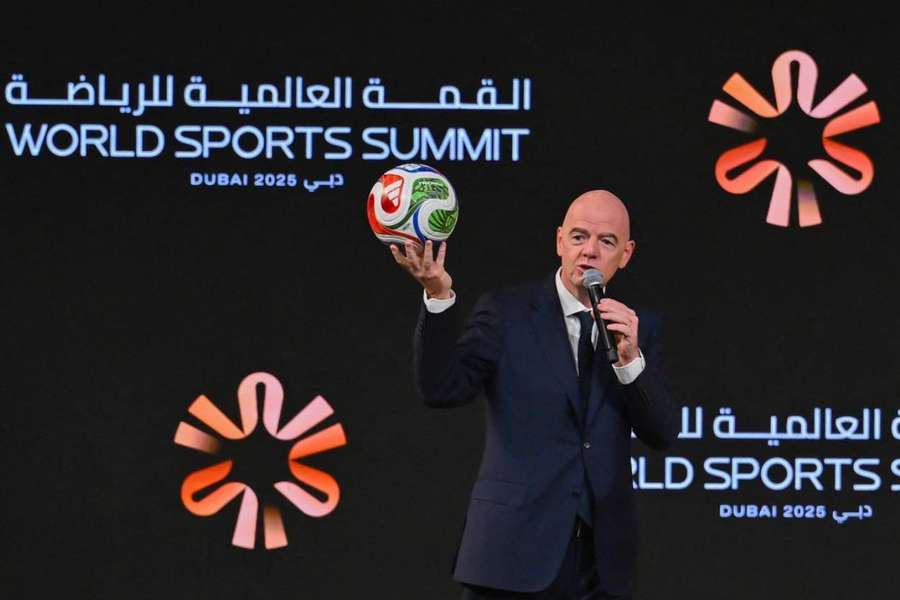 Președintele FIFA Infantino la summitul din Dubai.
