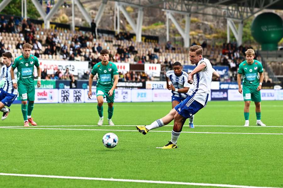Alex Ring scored three of HJK's eight against Mariehamn