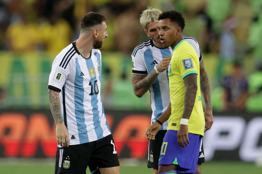 Bølgerne gik højt forud for opgøret mellem Argentina og Brasilien.