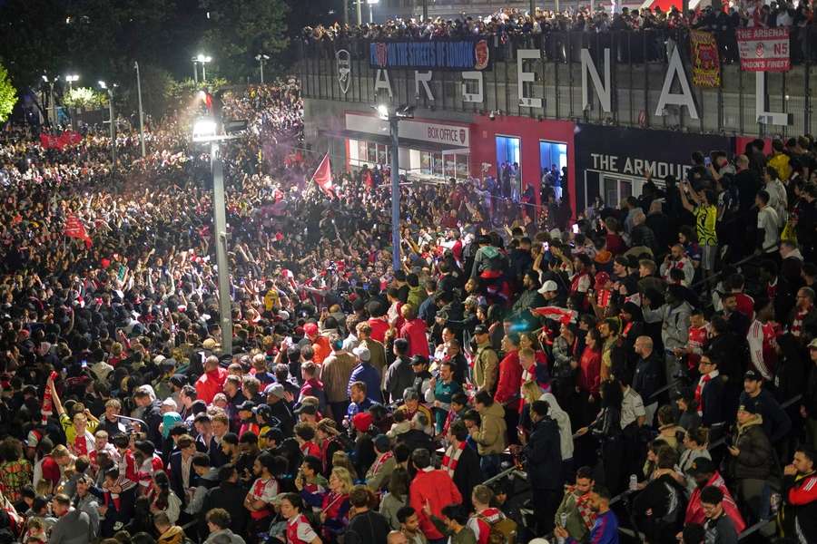 Świętowanie kibiców przed stadionem Arsenalu.
