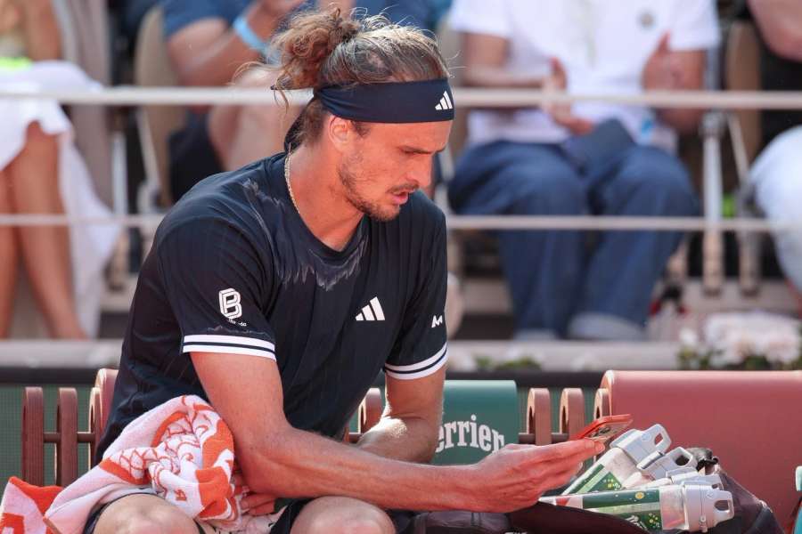 Alexander Zverev během finálového zápasu French Open s Flaviem Cobollim.