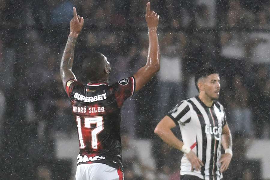 André Silva agradece aos céus depois de marcar contra o Libertad-PAR