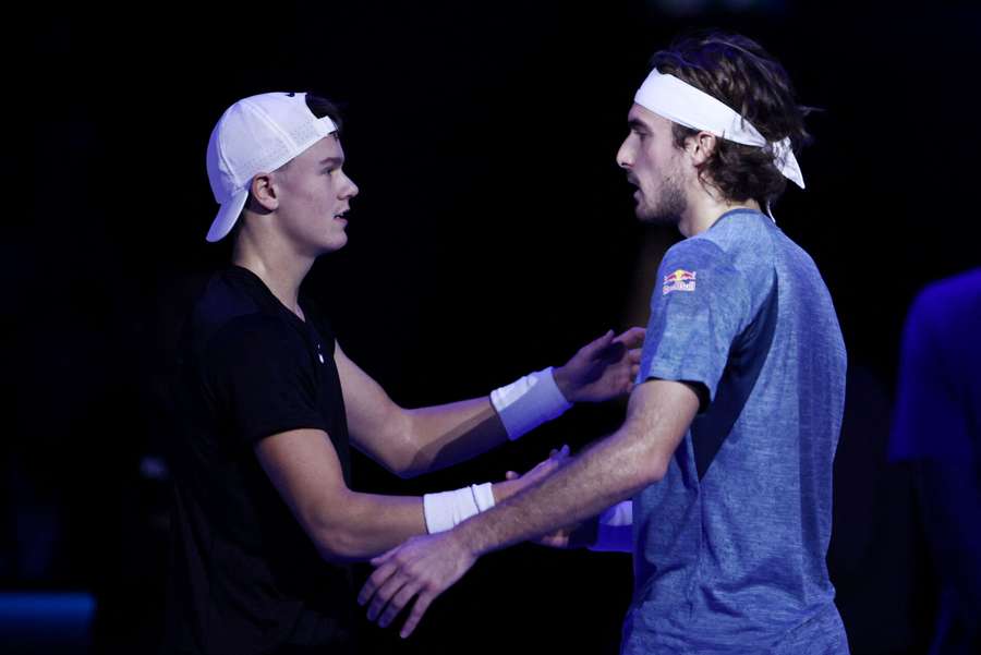 Tsitsipas trykker hånd med Rune efter den korte kamp