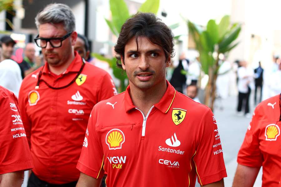 Carlos Sainz moet wijken voor zevenvoudig wereldkampioen Lewis Hamilton