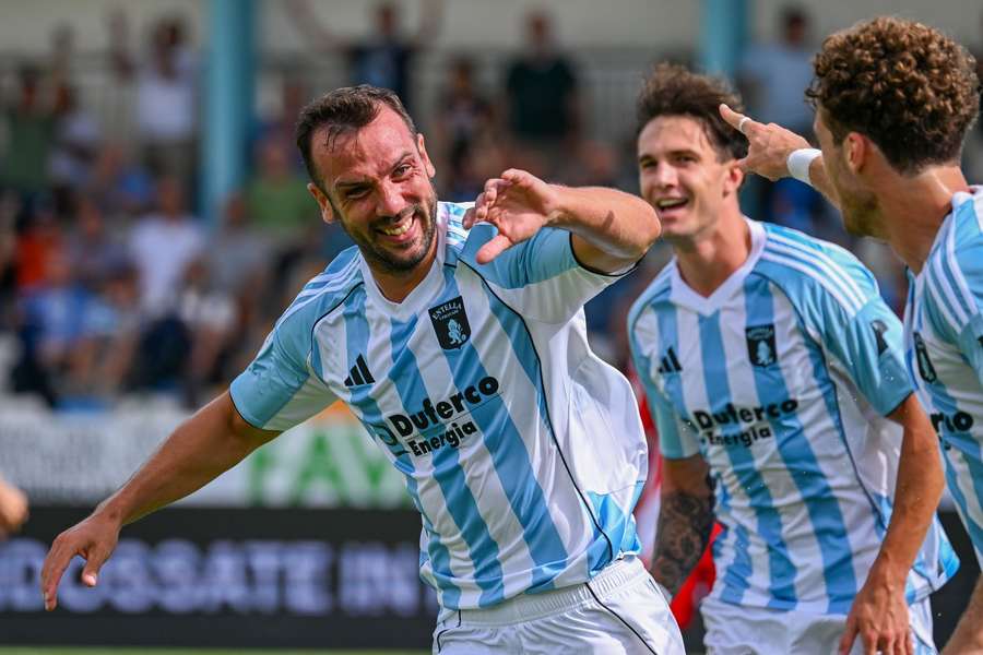 Tiritiello esulta dopo il gol