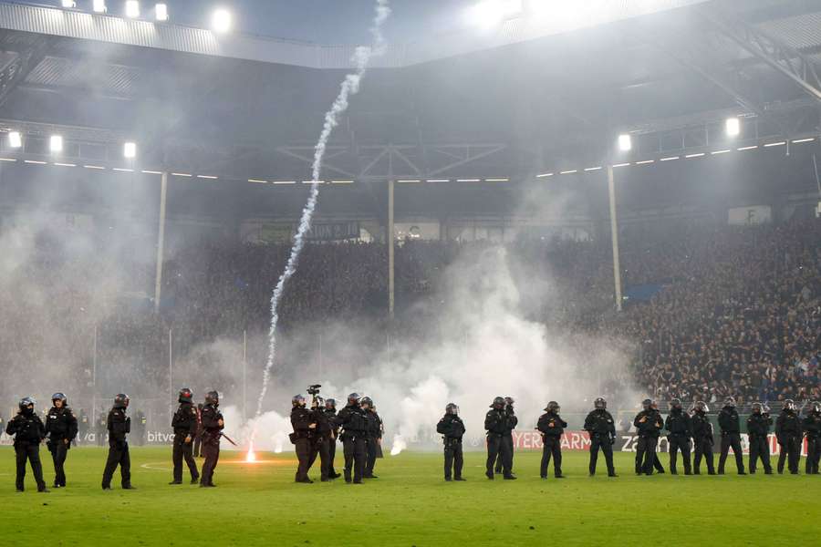 Politik und Polizei fordern nach dem Skandalspiel Konsequenzen