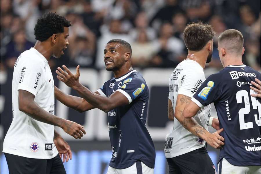 Muriqui e Gil discutem durante Corinthians e Remo