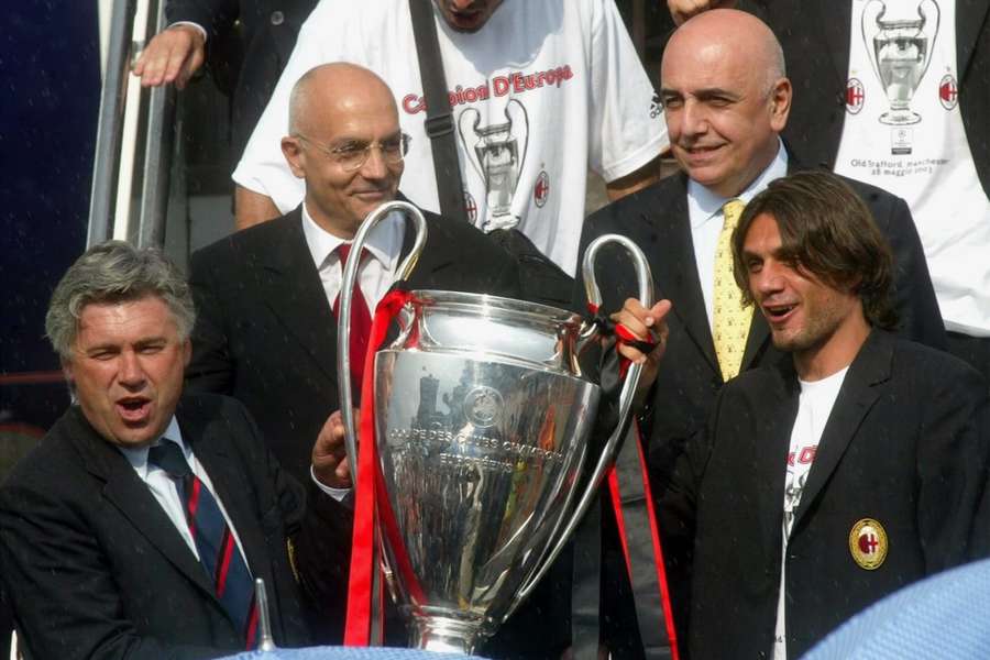 Carlo Ancelotti und Milan mit <mark>der Champions</mark> League-Trophäe im Jahr 2003.
