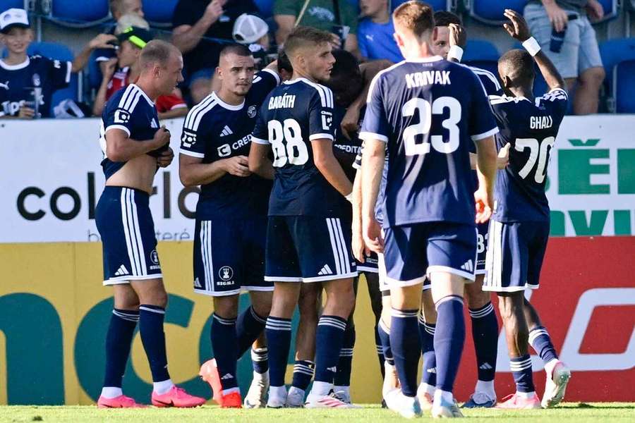 Olomoučtí hráči se mohou radovat z vítězství 2:1. Olomoučtí hráči se mohou radovat z vítězství 2:1.