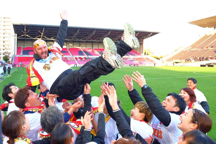 Jordi Ferrón es manteado en Japón