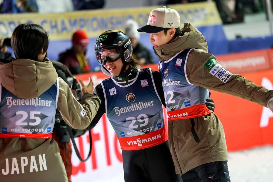 Ren Nikaido w objęciu swoich kolegów z reprezentacji