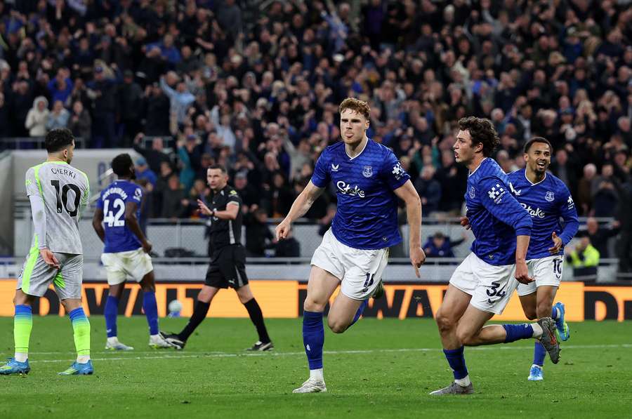 O'Brien celebra o golo da reviravolta do Everton