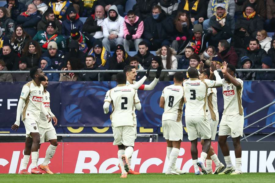 Solide et patient, le RC Lens écarte Sochaux et file en 8e de la Coupe de France Solide et patient, le RC Lens écarte Sochaux et file en 8e de la Coupe de France