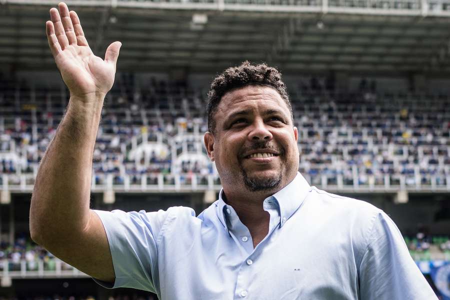 Ronaldo acena para torcedores no Independência