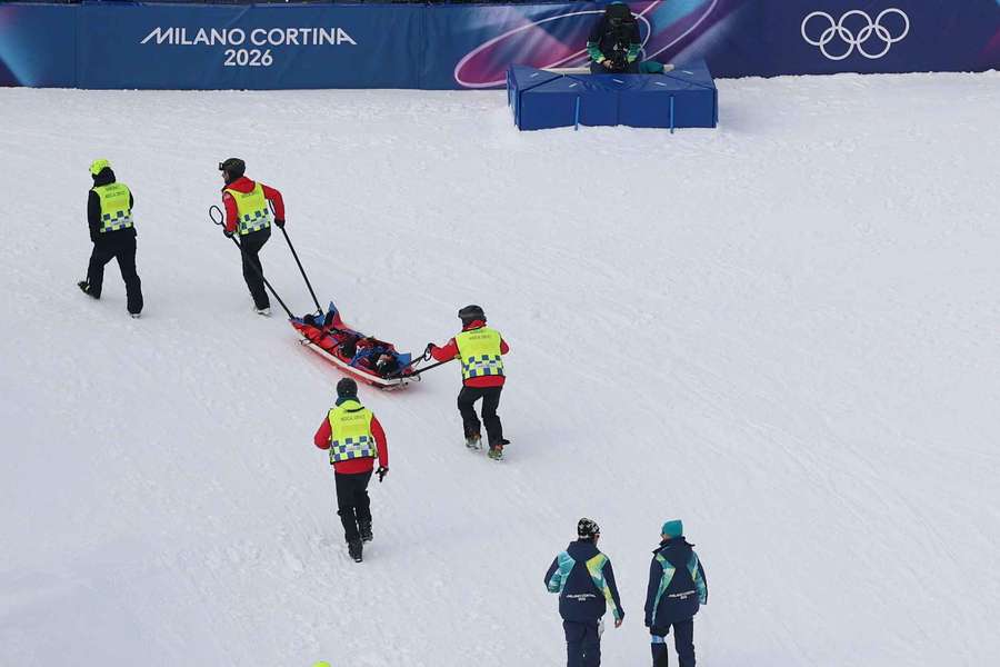 Jiayu Liu portata lì in barella