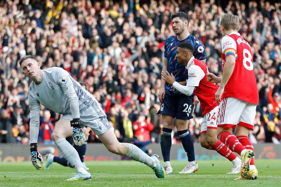 Arsenal goleia Nottingham Forest (5-0) e sobe à liderança em dia de homenagem a Pablo Mari