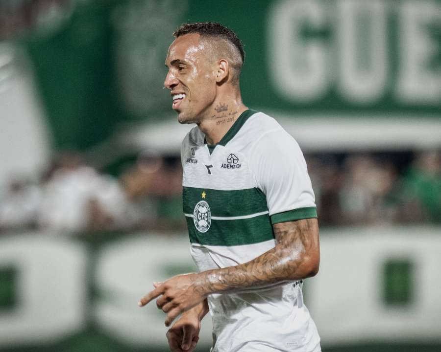 Breno Lopes marcou dois para o Coritiba