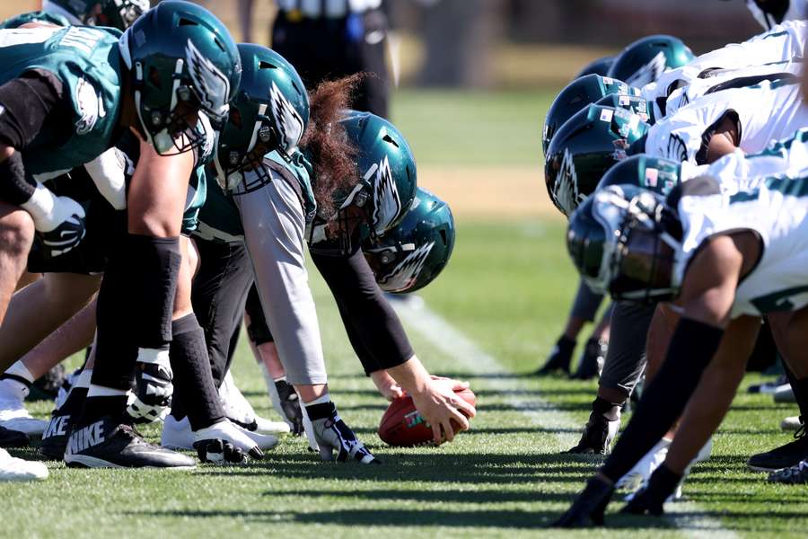 Los Eagles tendrán que vigilar la protección del quearterback.