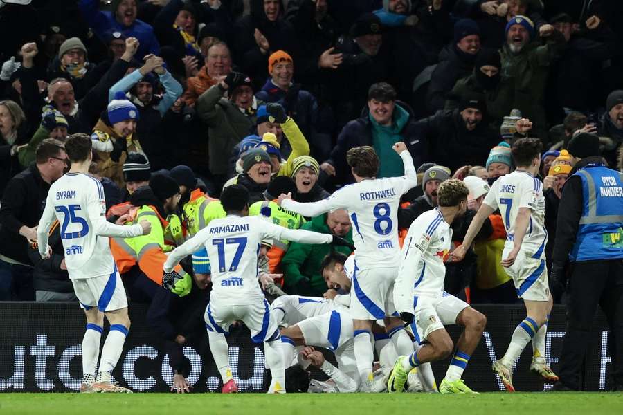 Jogadores do Leeds comemoram a vitória contra o Sunderland