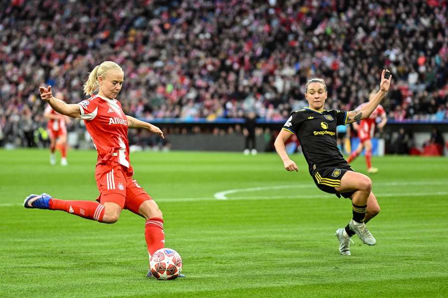 Manchester United's Julia Zigiotti Olme tries to block an attempt from Bayern's Pernille Harder