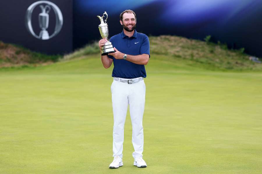 Scottie Scheffler col trofeo