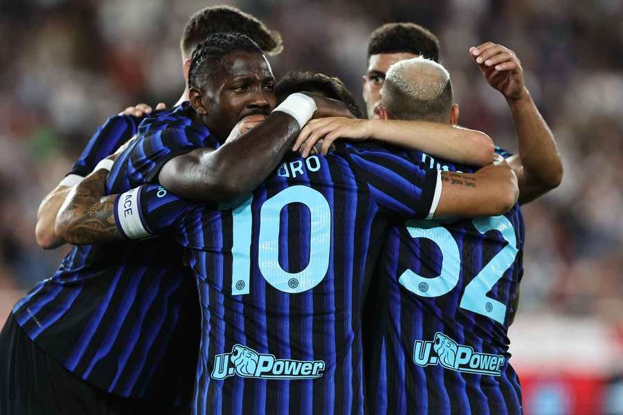 Jucătorii lui Inter sărbătoresc un gol Jucătorii lui Inter sărbătoresc un gol