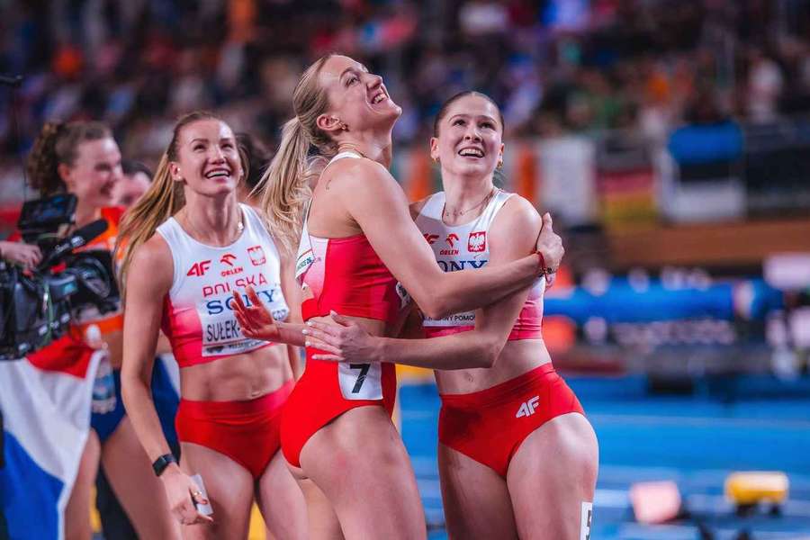 Pia Skrzyszowska (z lewej) wywalczyła awans w sztafecie 4x100 metrów