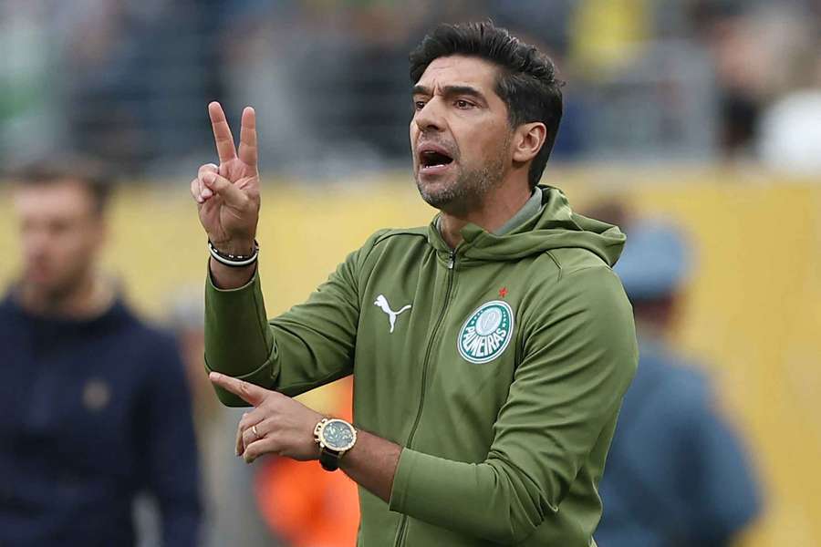 Ferreira da órdenes a su equipo.