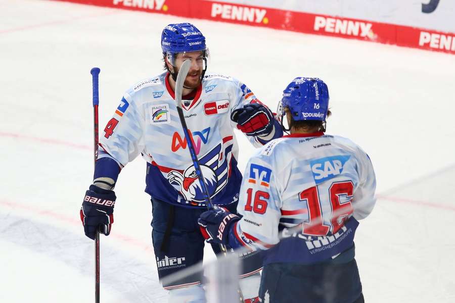 Die Adler Ryan McInnis (li.) und Markus Eisenschmid (re.) bejubeln den Ausgleich