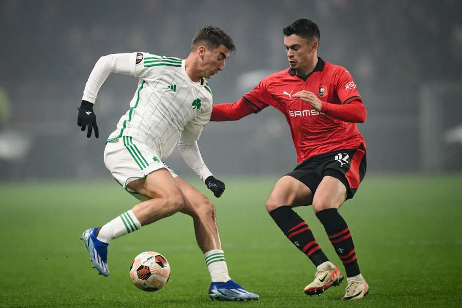 Fabian Rieder (Rennes) à la lutte pour le ballon avec Filip Duricic (Panathinaikos) en Ligue Europa au Roazhon Park, le 9 novembre 2023.