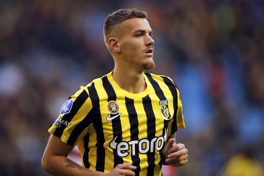 Simon van Duivenbooden in het shirt van Vitesse, november 2022