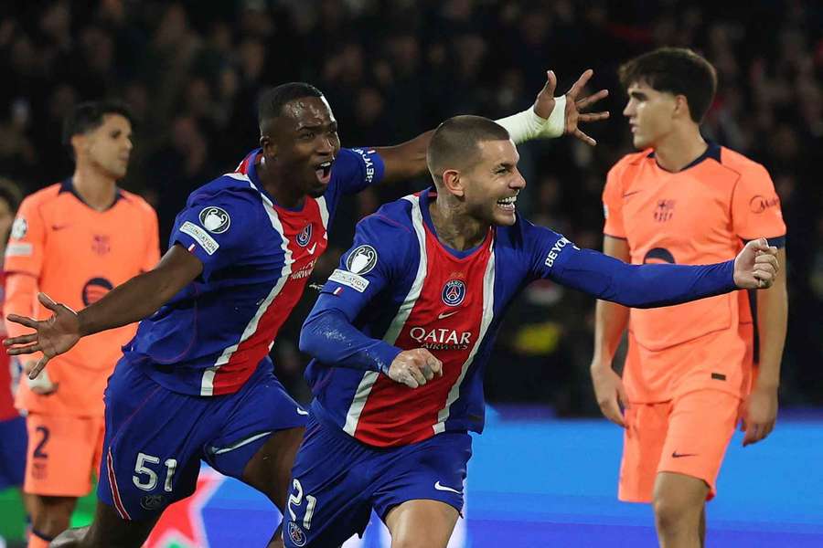 Lucas Hernández comemora o seu gol na vitória do PSG