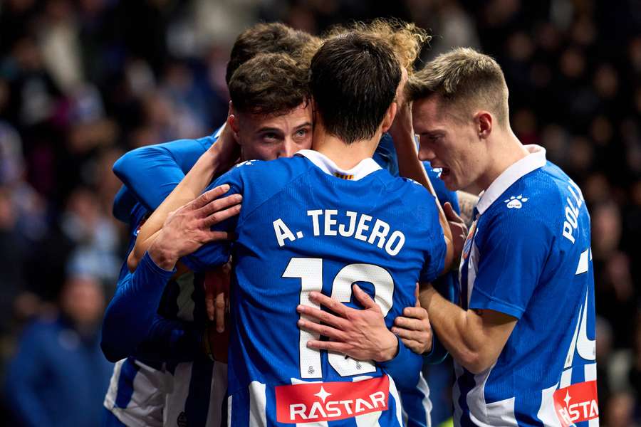 Los jugadores del Espanyol celebran el gol de Puado